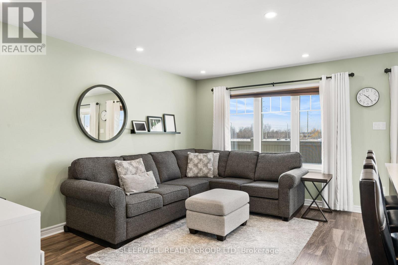 566 Meadowcreek Circle, Ottawa, ON - Indoor Photo Showing Living Room