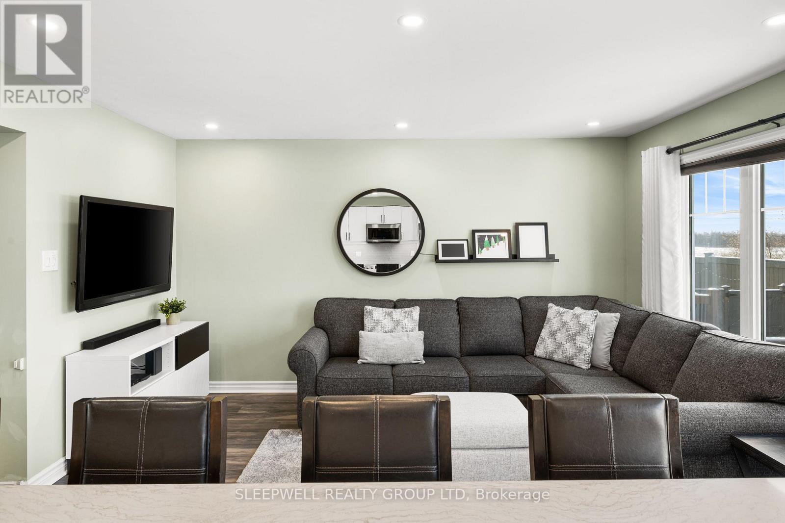 566 Meadowcreek Circle, Ottawa, ON - Indoor Photo Showing Living Room