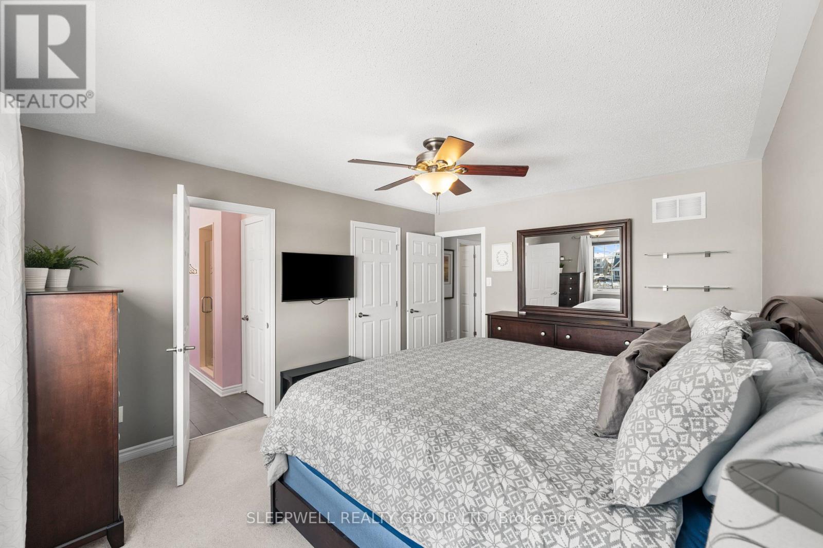 566 Meadowcreek Circle, Ottawa, ON - Indoor Photo Showing Bedroom