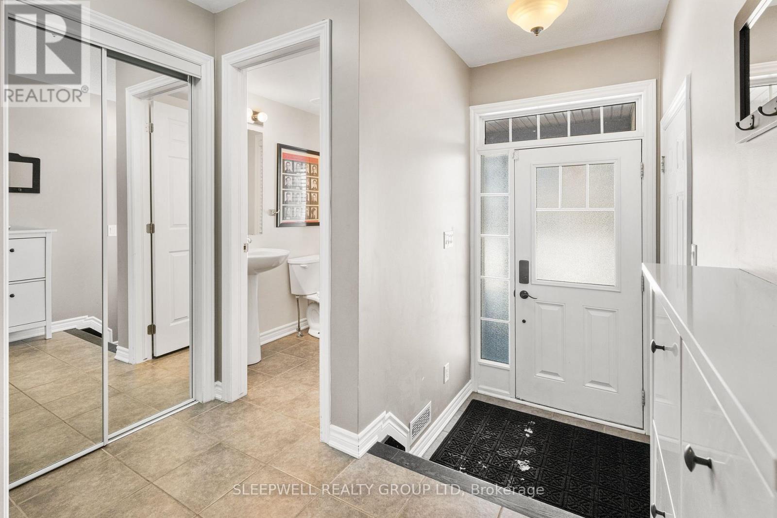 566 Meadowcreek Circle, Ottawa, ON - Indoor Photo Showing Other Room