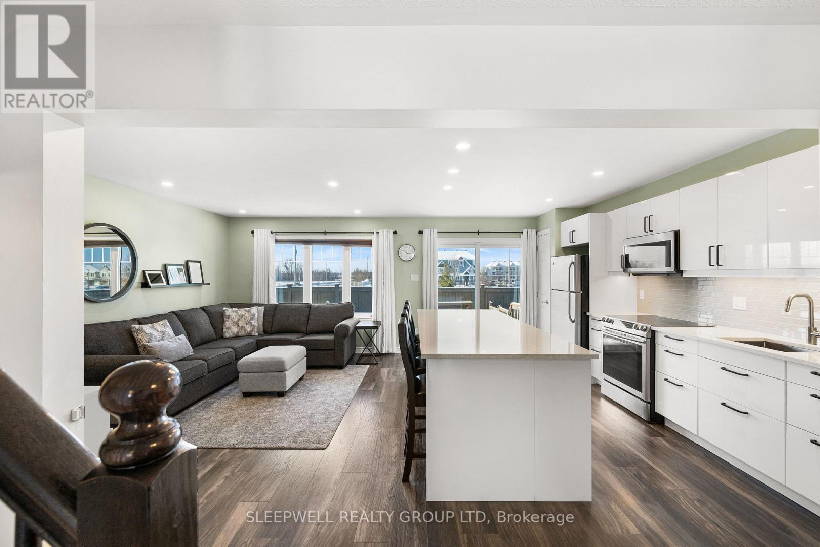 566 Meadowcreek Circle, Ottawa, ON - Indoor Photo Showing Kitchen With Upgraded Kitchen