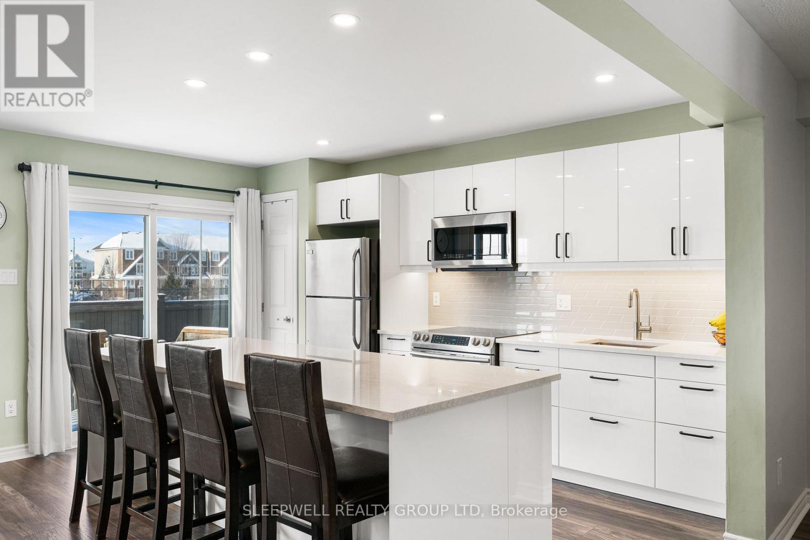 566 Meadowcreek Circle, Ottawa, ON - Indoor Photo Showing Kitchen With Upgraded Kitchen