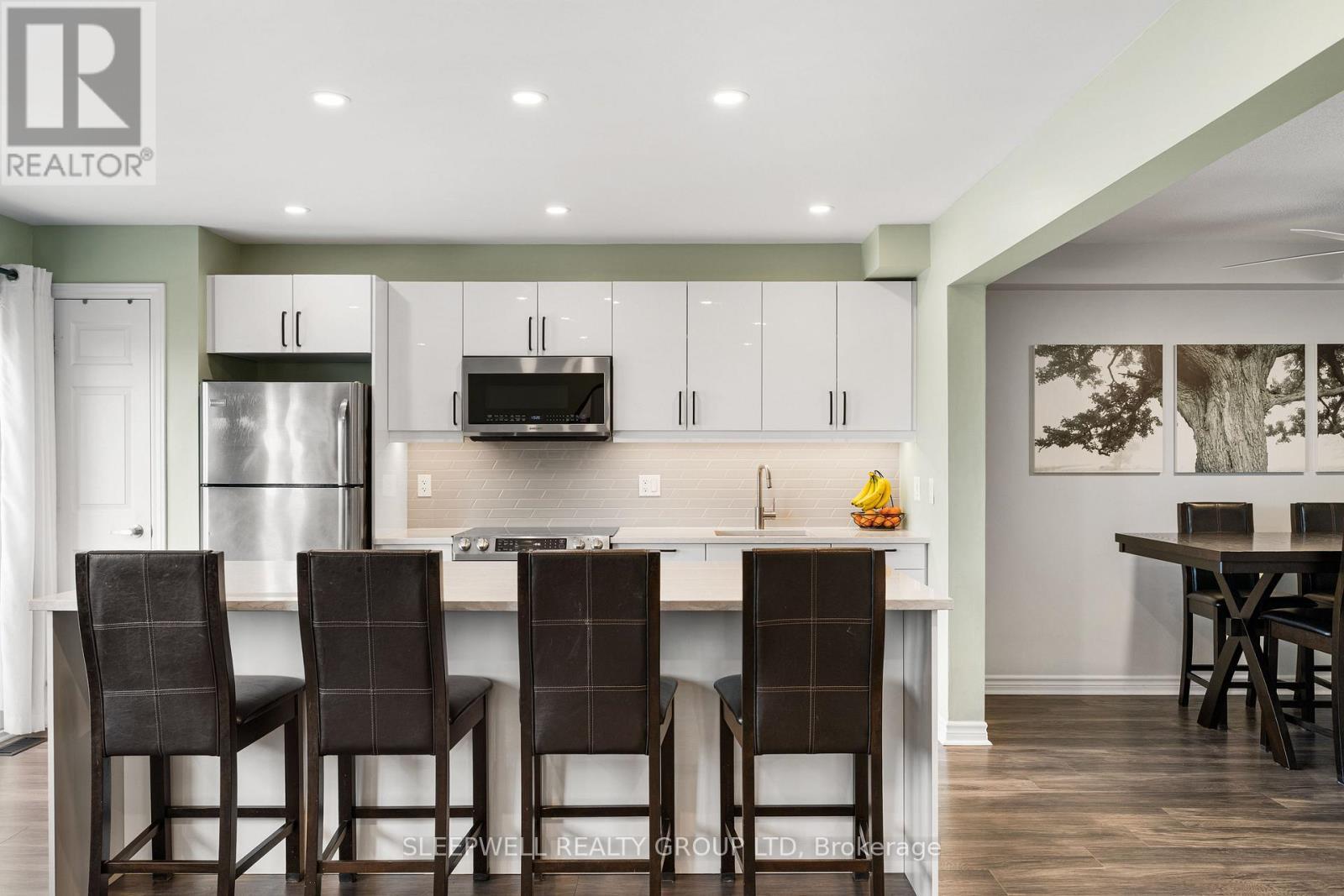 566 Meadowcreek Circle, Ottawa, ON - Indoor Photo Showing Kitchen With Upgraded Kitchen