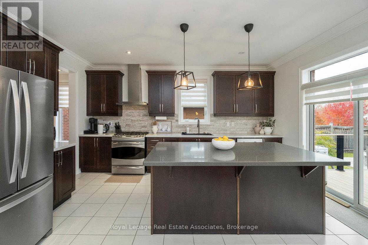 30 Danfield Court, Brampton, ON - Indoor Photo Showing Kitchen With Upgraded Kitchen