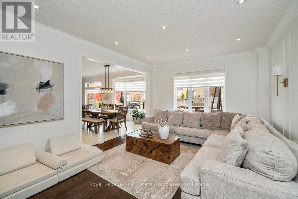 30 Danfield Court, Brampton, ON - Indoor Photo Showing Living Room