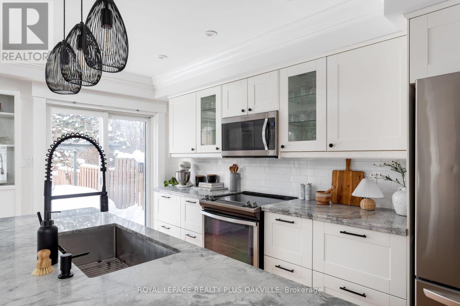 4074 Kryzan Drive, Burlington, ON - Indoor Photo Showing Kitchen With Stainless Steel Kitchen With Upgraded Kitchen