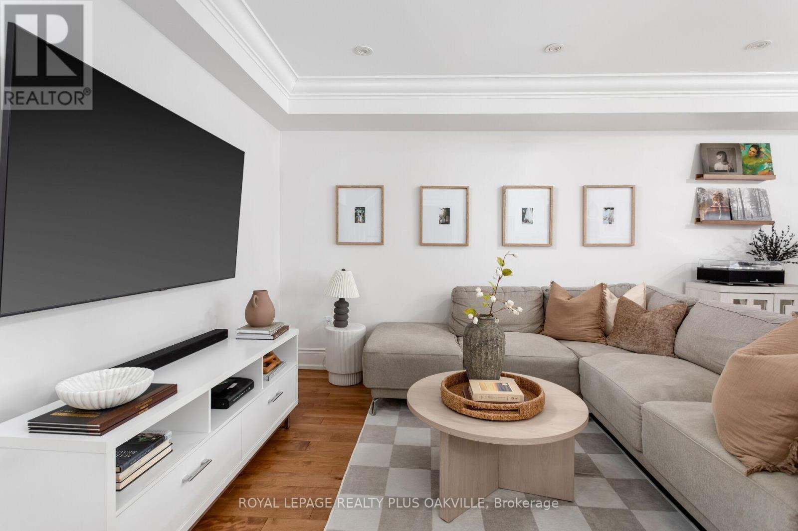 4074 Kryzan Drive, Burlington, ON - Indoor Photo Showing Living Room