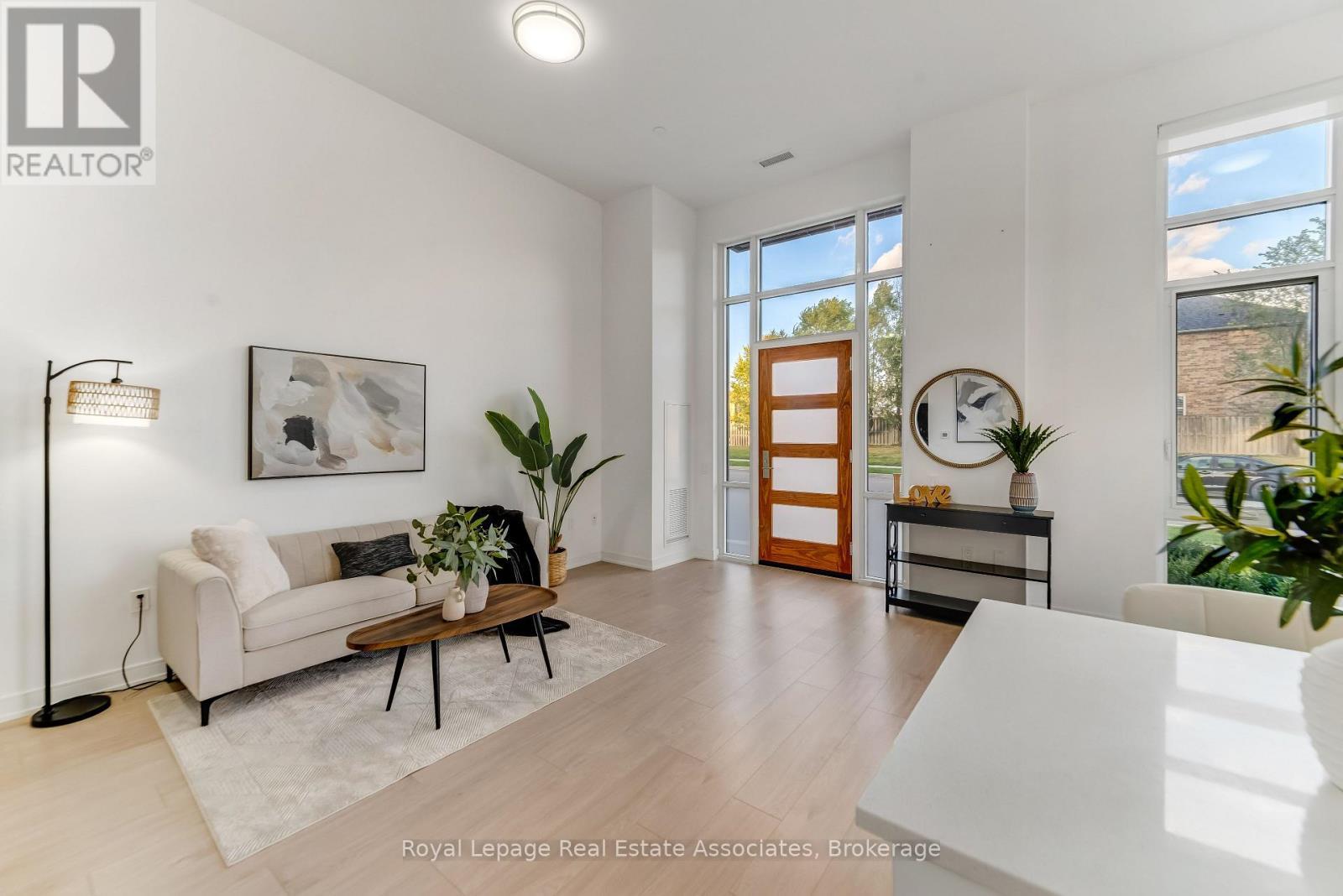 124 - 8 Nahani Way, Mississauga, ON - Indoor Photo Showing Living Room