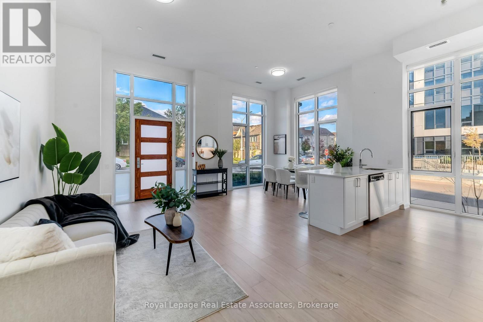 124 - 8 Nahani Way, Mississauga, ON - Indoor Photo Showing Living Room