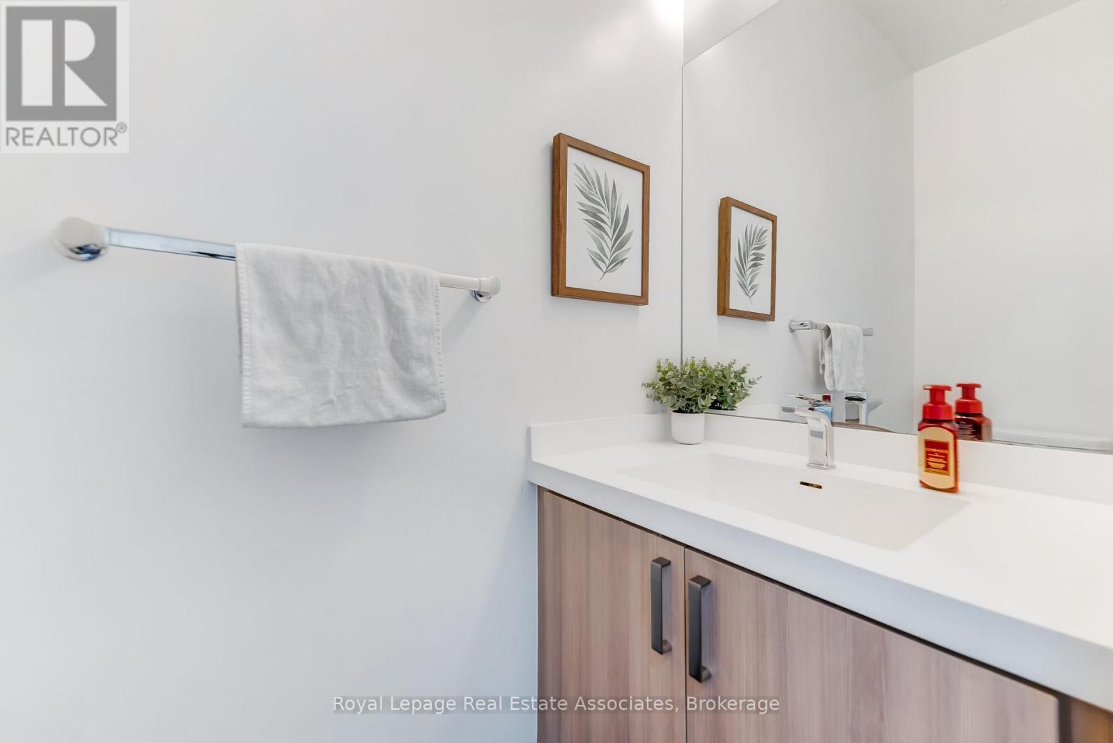 124 - 8 Nahani Way, Mississauga, ON - Indoor Photo Showing Bathroom