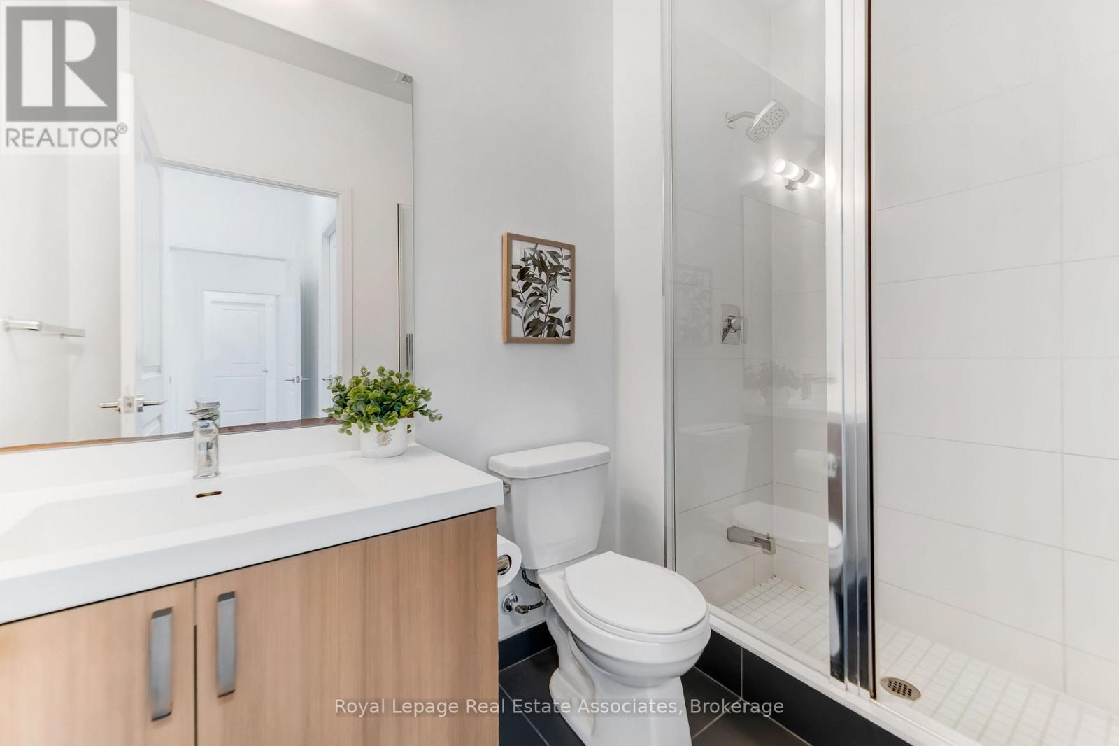 124 - 8 Nahani Way, Mississauga, ON - Indoor Photo Showing Bathroom
