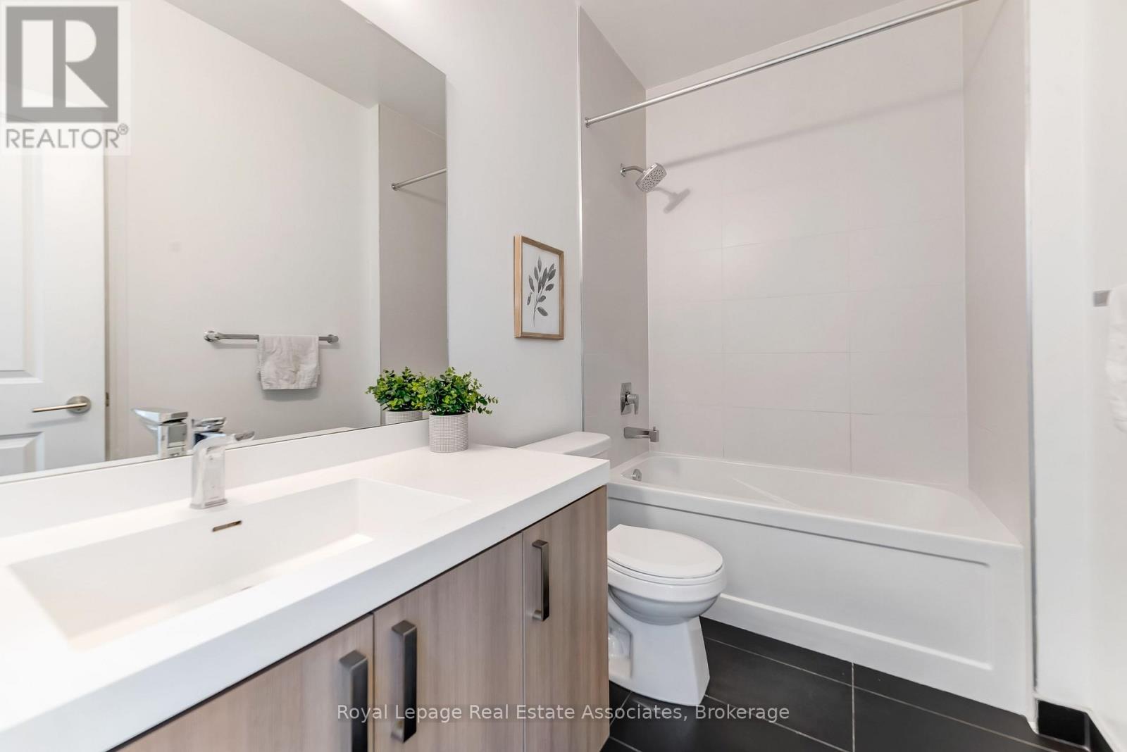 124 - 8 Nahani Way, Mississauga, ON - Indoor Photo Showing Bathroom