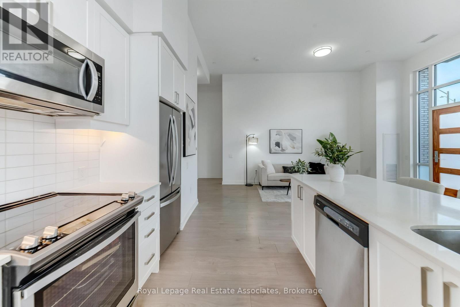 124 - 8 Nahani Way, Mississauga, ON - Indoor Photo Showing Kitchen With Upgraded Kitchen