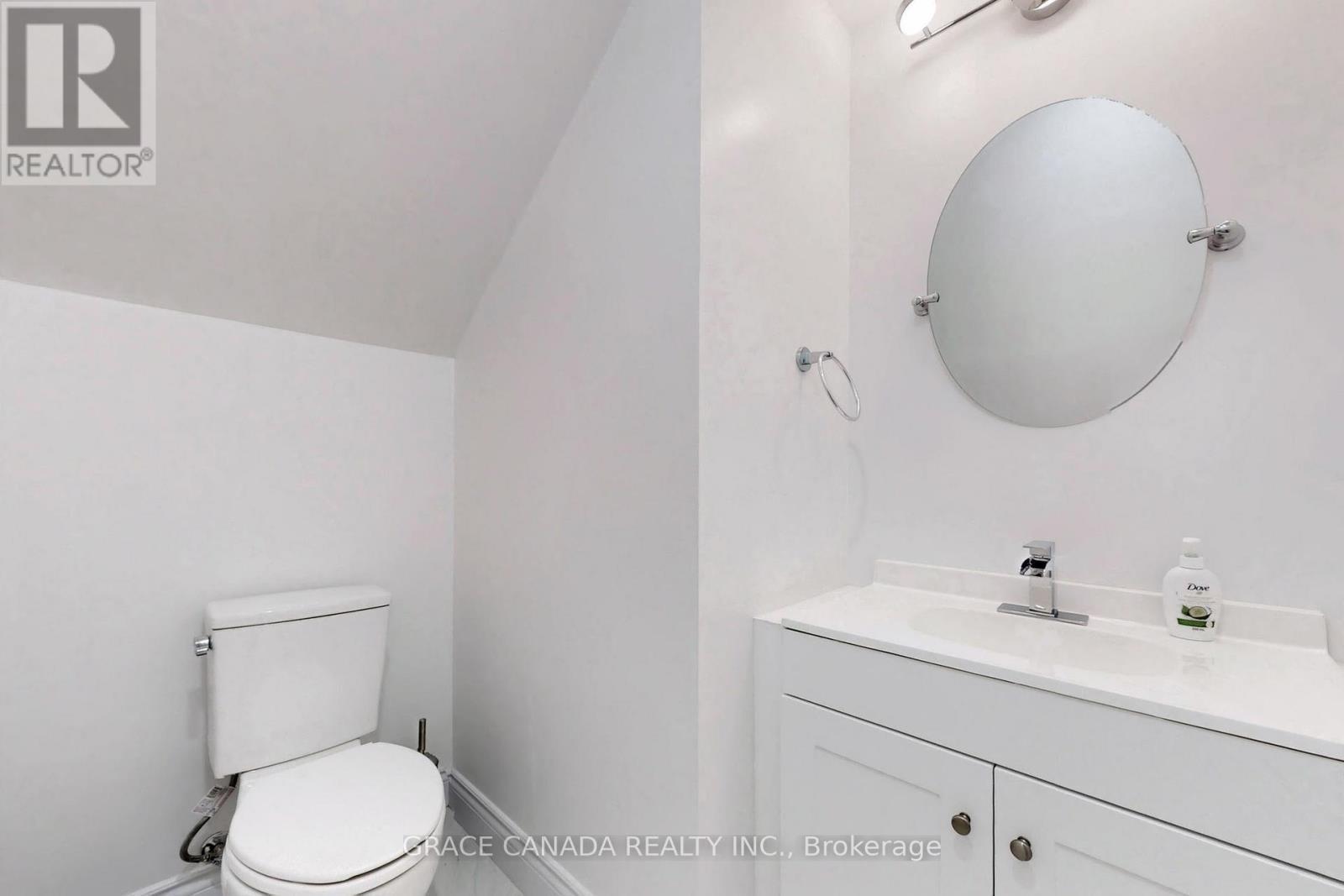 85 Albany Avenue, Hamilton, ON - Indoor Photo Showing Bathroom