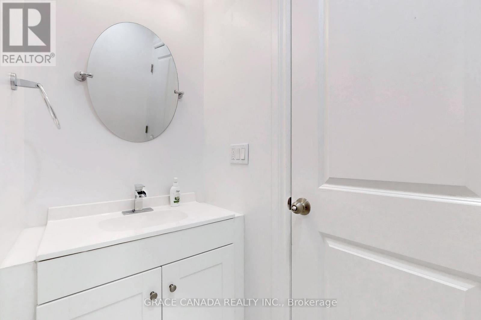 85 Albany Avenue, Hamilton, ON - Indoor Photo Showing Bathroom