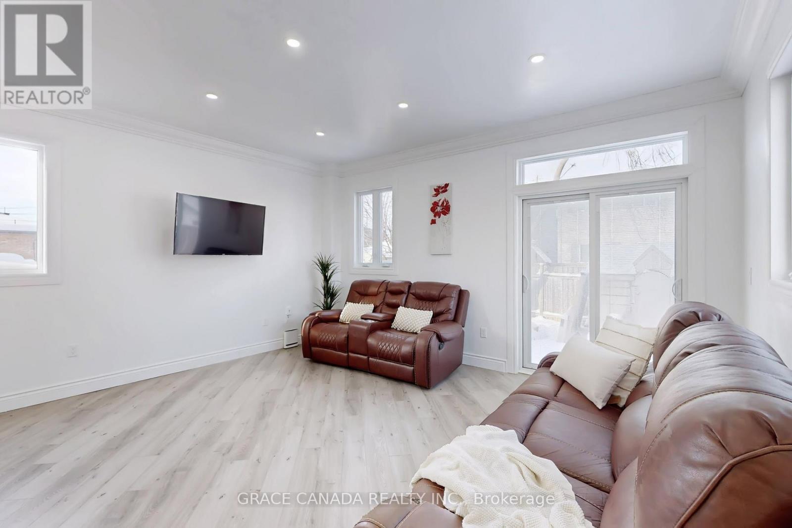 85 Albany Avenue, Hamilton, ON - Indoor Photo Showing Living Room