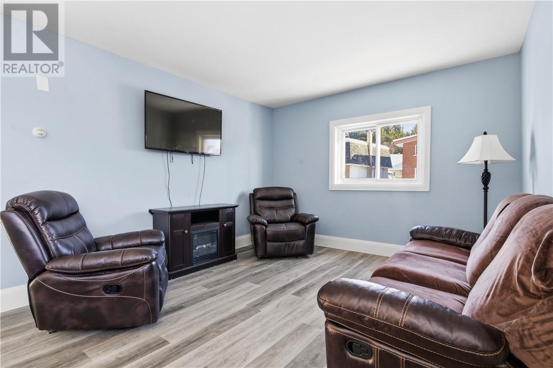 482 Howey Drive, Sudbury, ON - Indoor Photo Showing Living Room