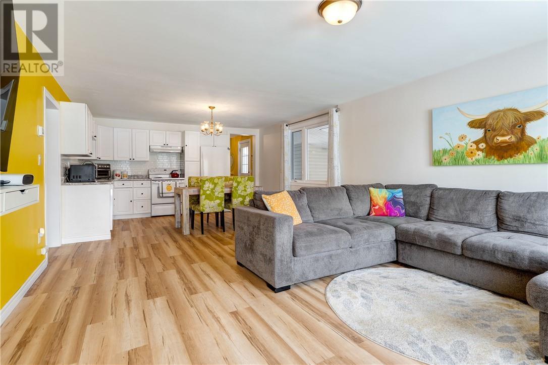 118 Third Street, Sturgeon Falls, ON - Indoor Photo Showing Living Room