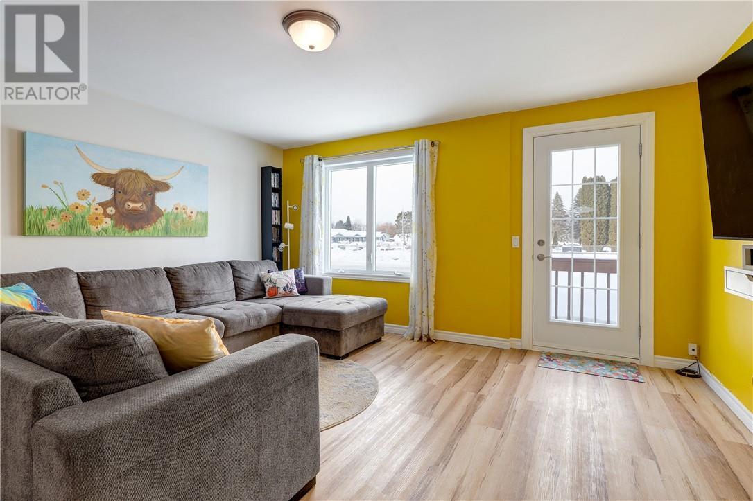 118 Third Street, Sturgeon Falls, ON - Indoor Photo Showing Living Room
