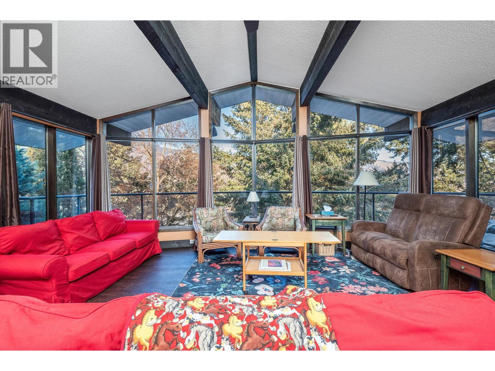 5860 Learmouth Road, Lavington, BC - Indoor Photo Showing Living Room