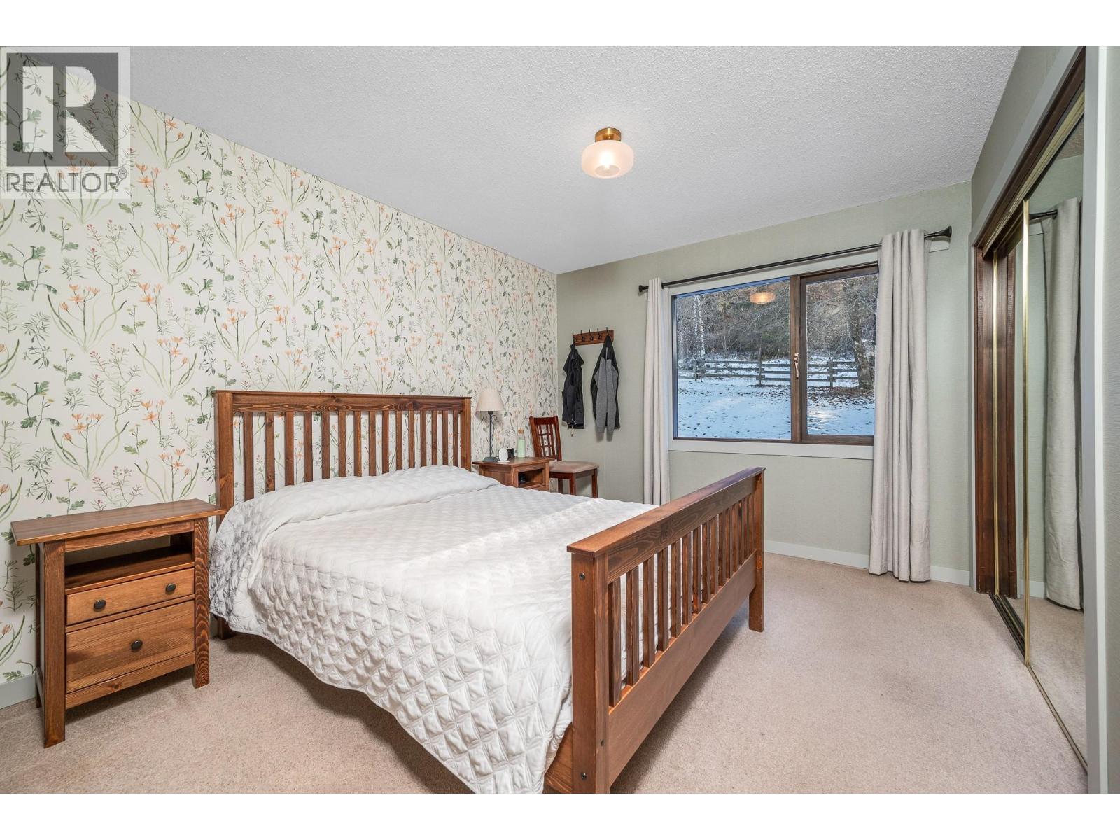 5860 Learmouth Road, Lavington, BC - Indoor Photo Showing Bedroom