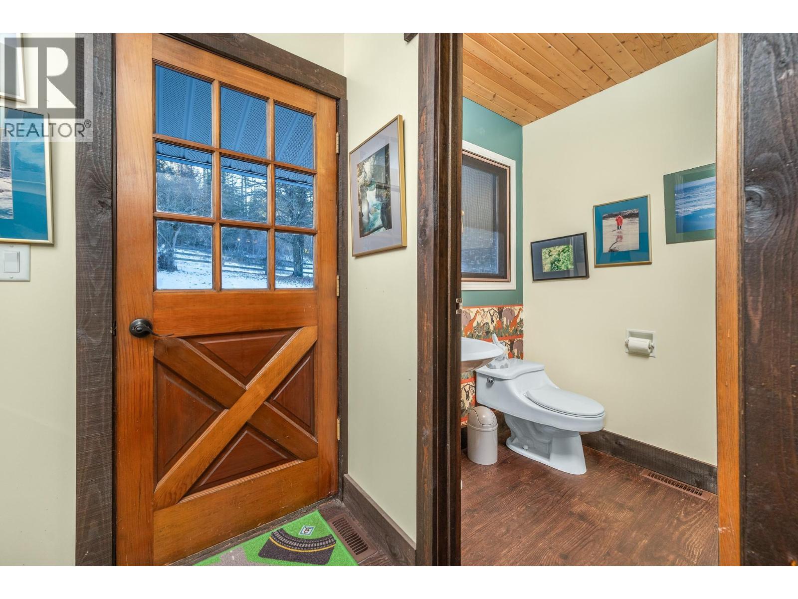 5860 Learmouth Road, Lavington, BC - Indoor Photo Showing Bathroom