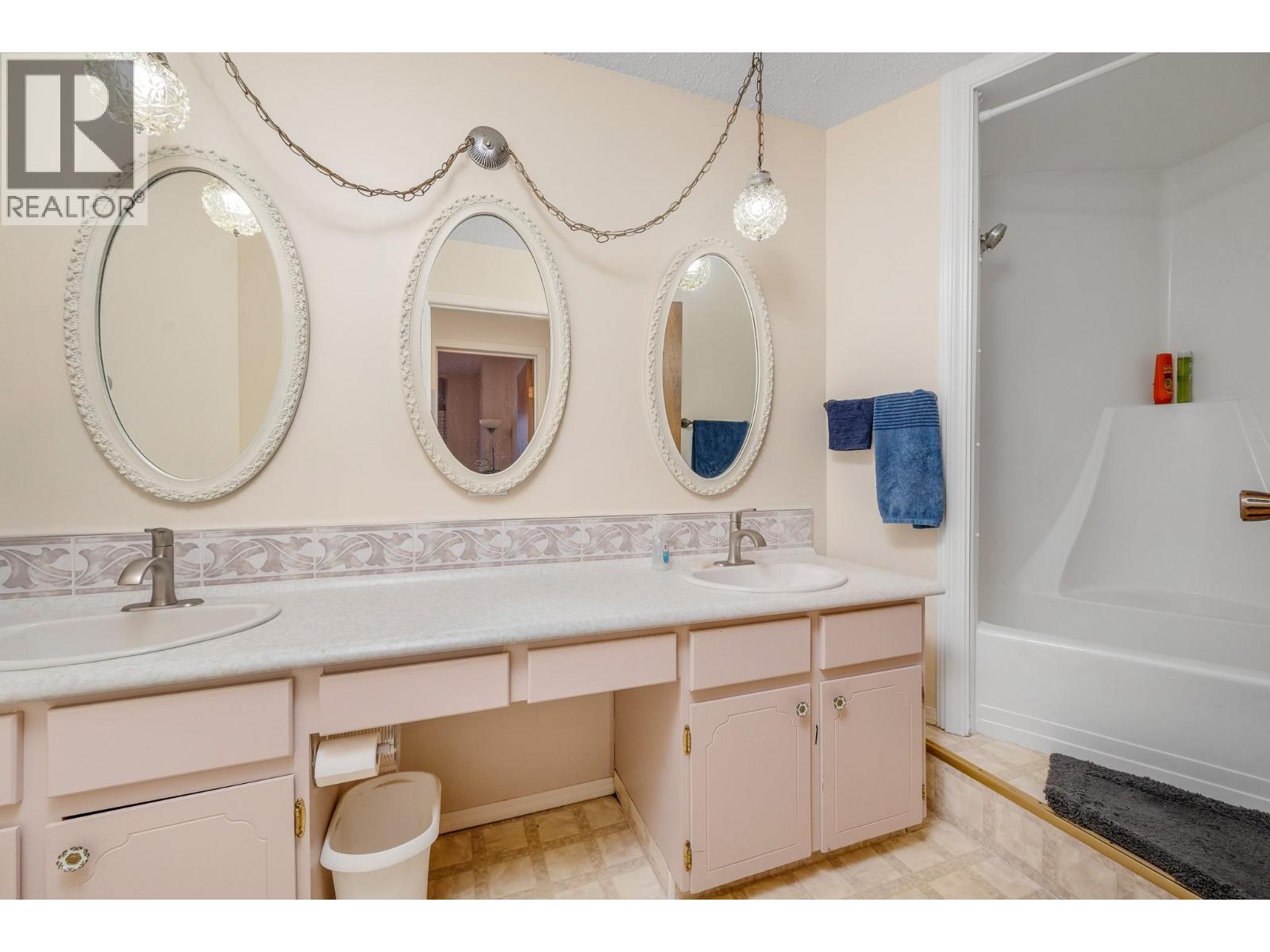5860 Learmouth Road, Lavington, BC - Indoor Photo Showing Bathroom