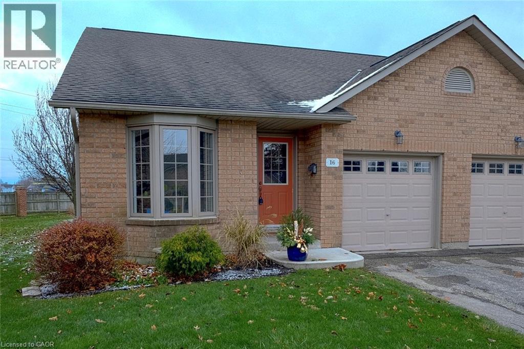 End unit townhome with single car garage - 19 Somerset Drive Unit# 16, Port Dover, ON - Outdoor With Exterior