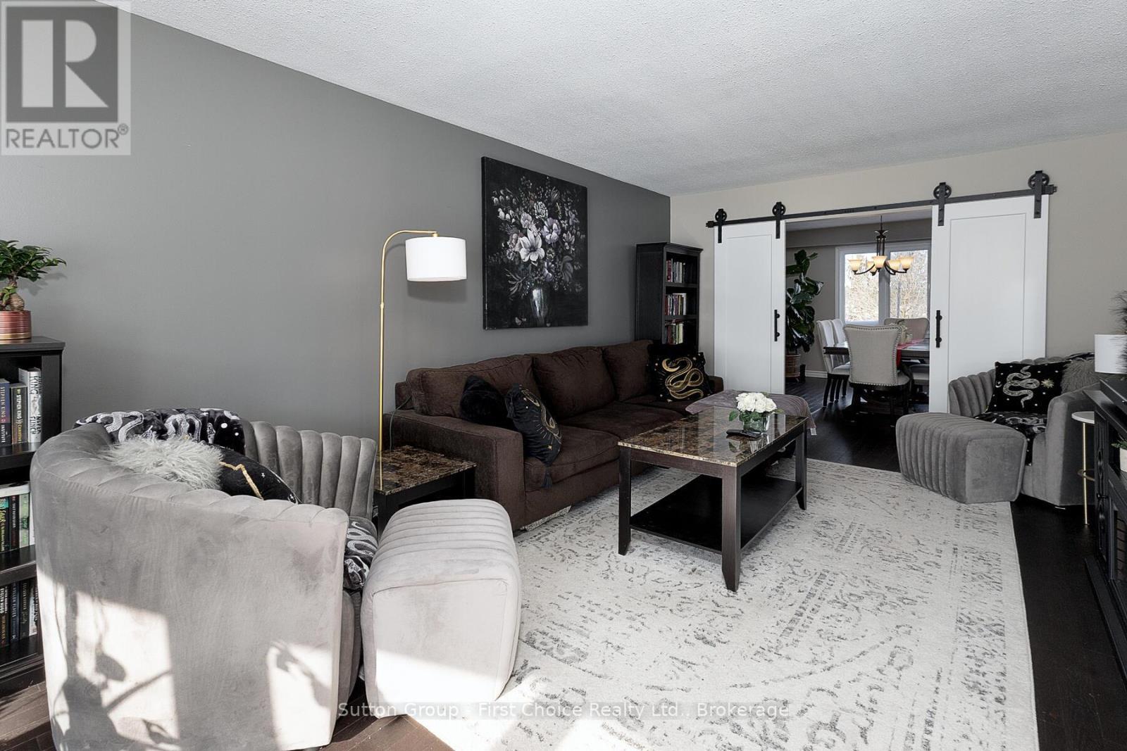 304 Devon Street, Stratford, ON - Indoor Photo Showing Living Room
