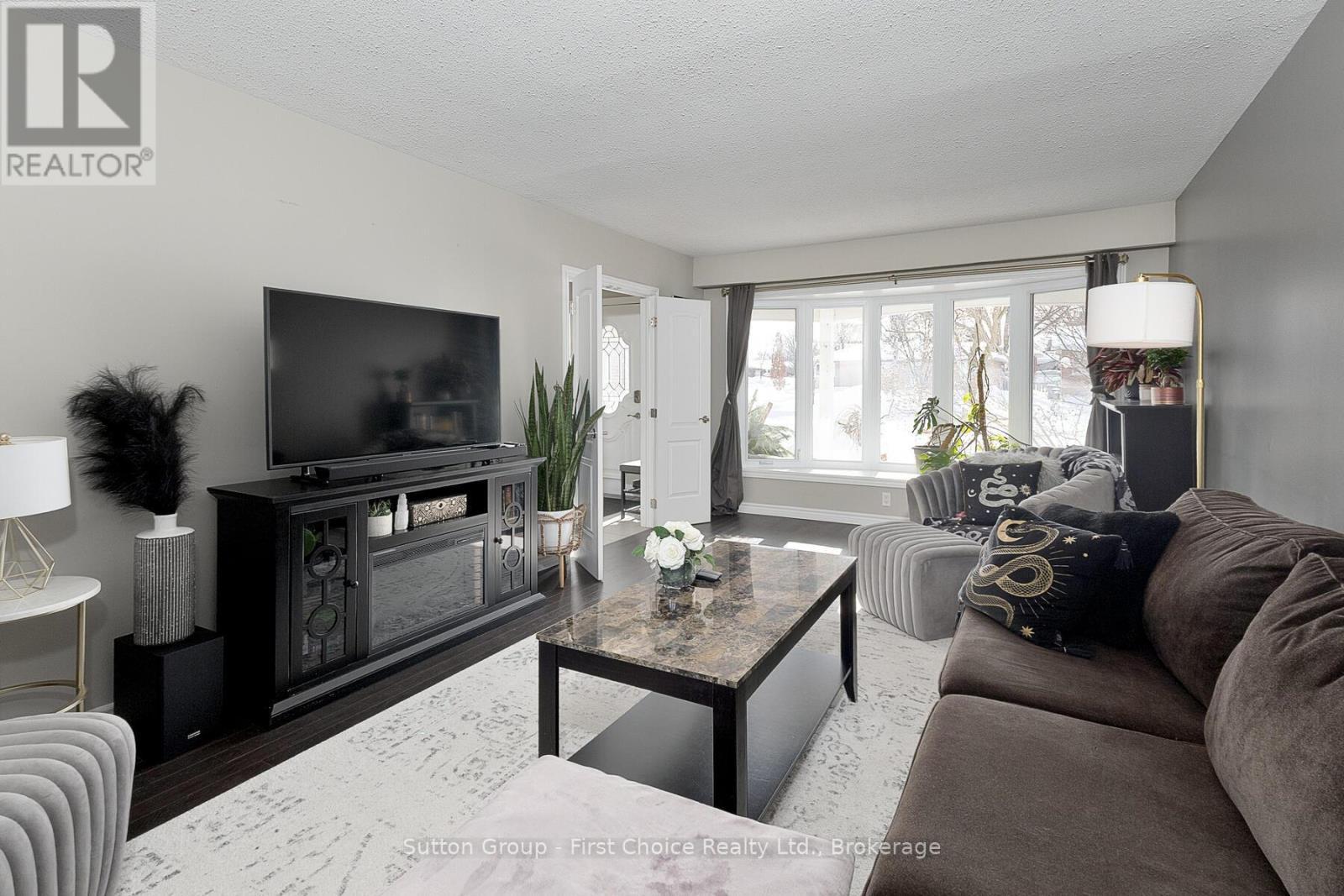 304 Devon Street, Stratford, ON - Indoor Photo Showing Living Room