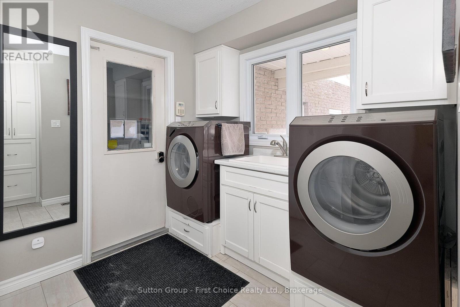 304 Devon Street, Stratford, ON - Indoor Photo Showing Laundry Room