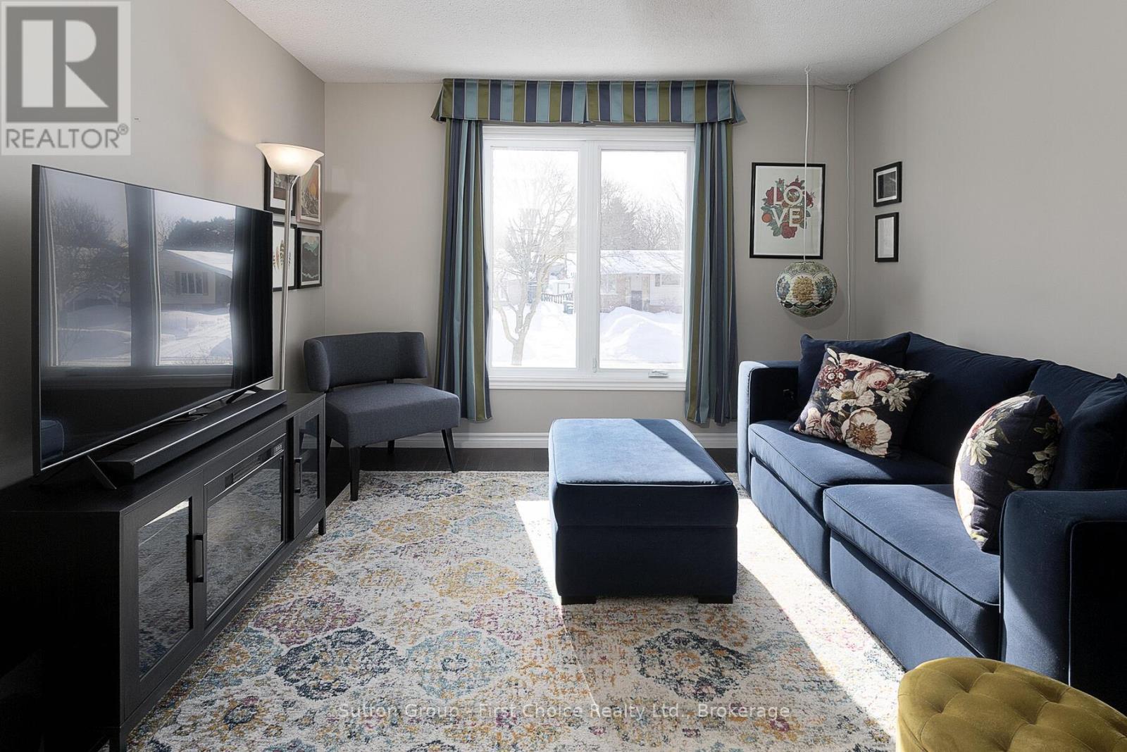 304 Devon Street, Stratford, ON - Indoor Photo Showing Living Room