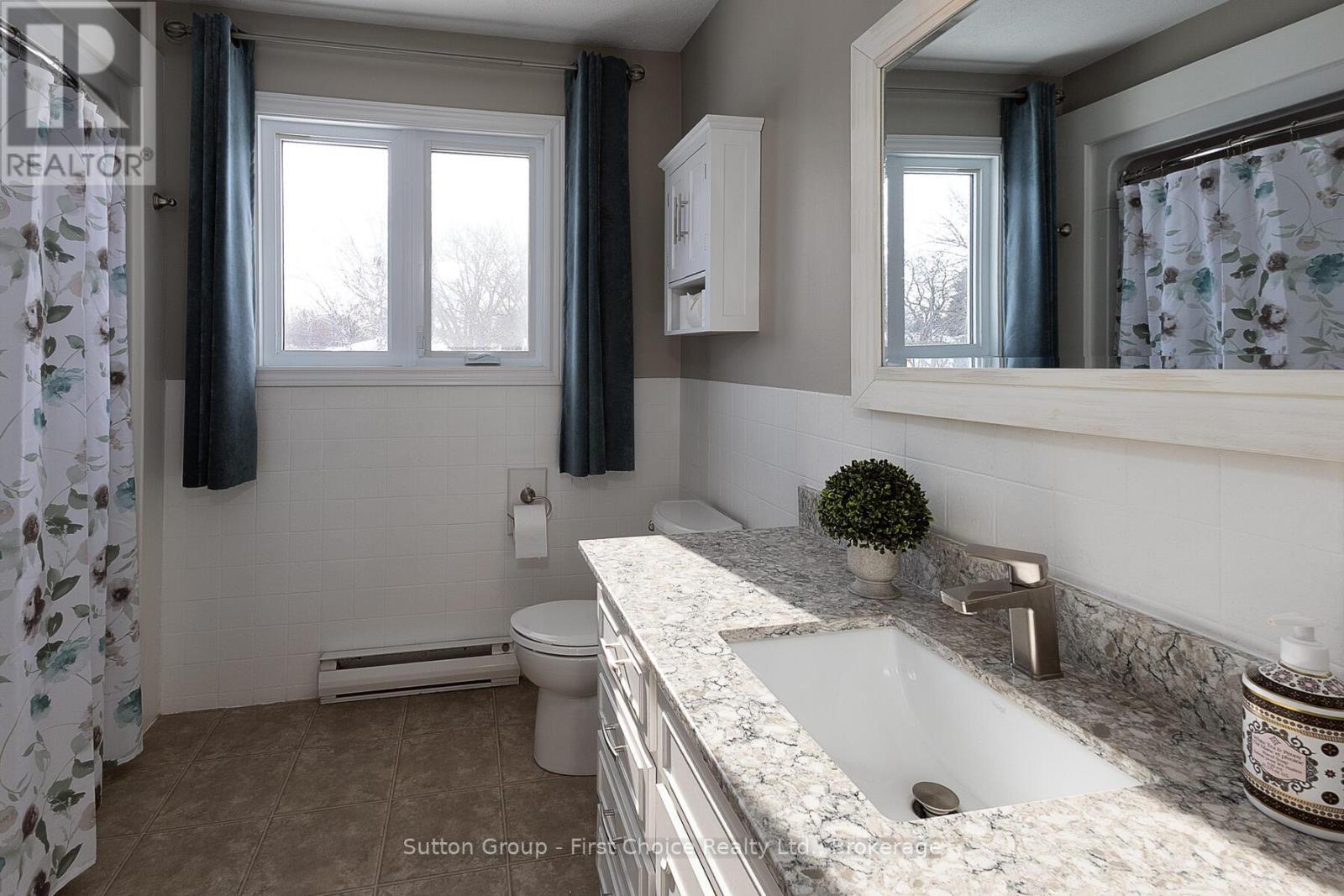 304 Devon Street, Stratford, ON - Indoor Photo Showing Bathroom