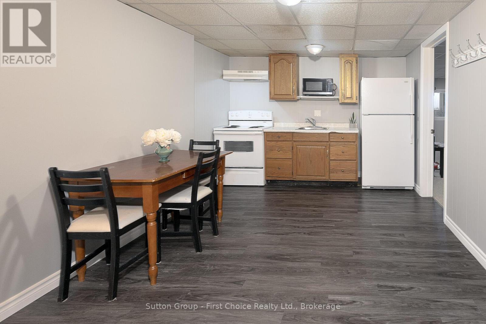 304 Devon Street, Stratford, ON - Indoor Photo Showing Kitchen