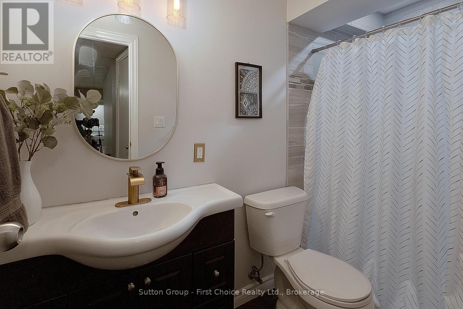 304 Devon Street, Stratford, ON - Indoor Photo Showing Bathroom