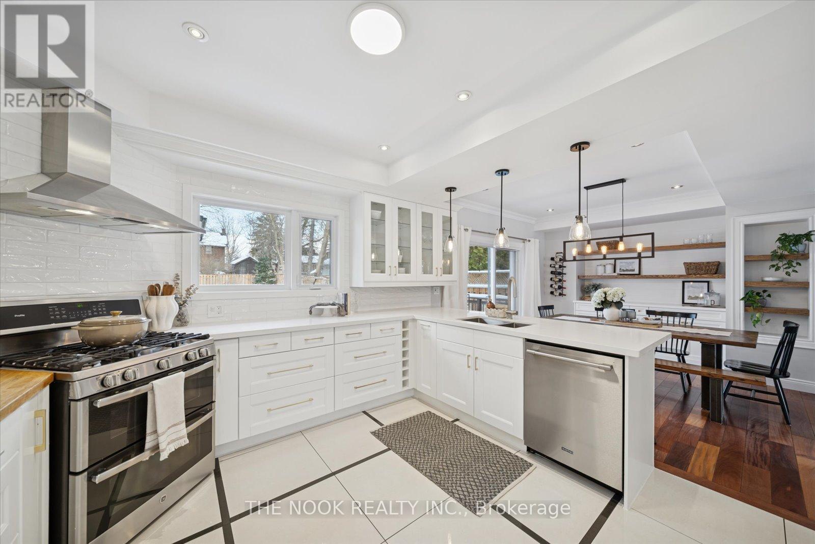 314 Richmond Street E, Oshawa (O'Neill), ON - Indoor Photo Showing Kitchen With Upgraded Kitchen