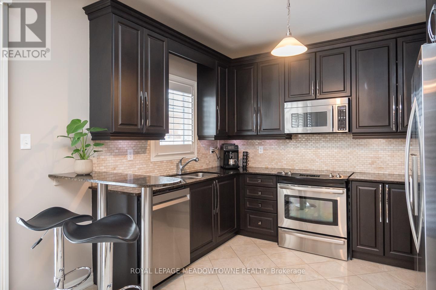 318 Malboeuf Court, Milton, ON - Indoor Photo Showing Kitchen With Stainless Steel Kitchen