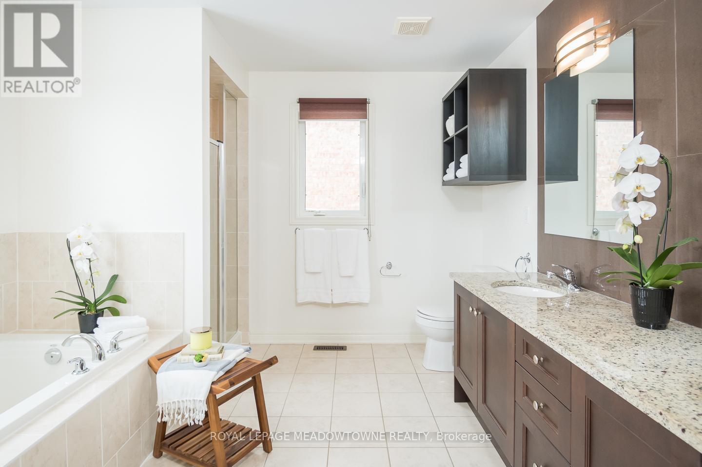 318 Malboeuf Court, Milton, ON - Indoor Photo Showing Bathroom
