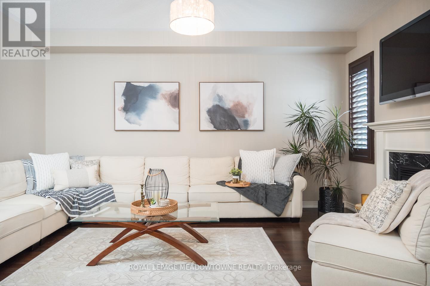 318 Malboeuf Court, Milton, ON - Indoor Photo Showing Living Room