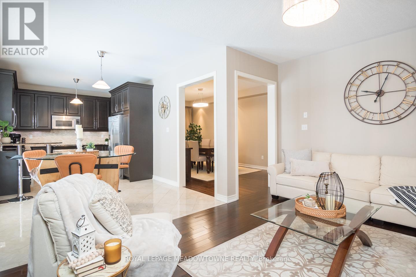 318 Malboeuf Court, Milton, ON - Indoor Photo Showing Living Room