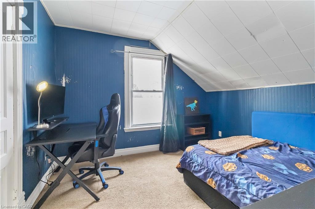 Carpeted bedroom featuring vaulted ceiling - 112 Eagle Avenue, Brantford, ON - Indoor Photo Showing Bedroom