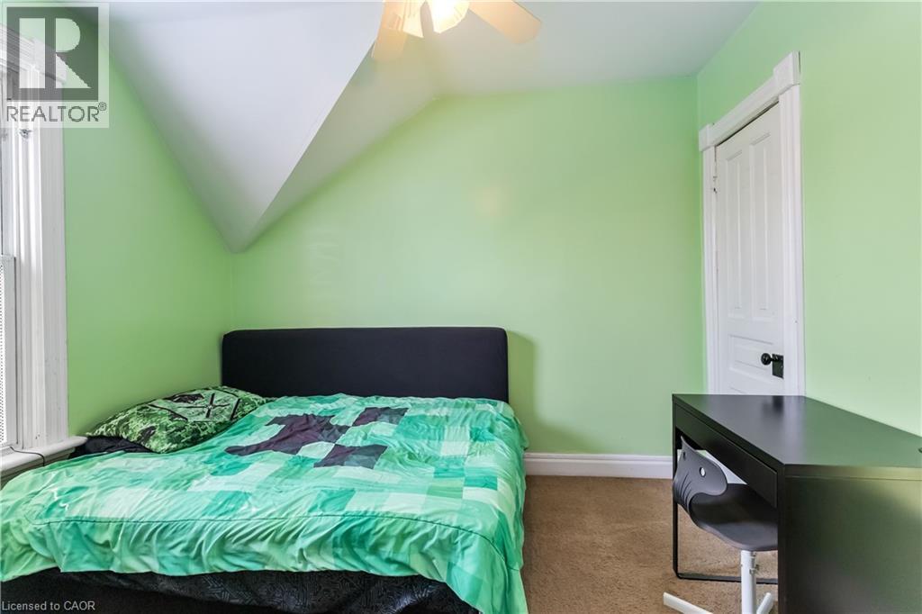 Bedroom with vaulted ceiling, carpet flooring, and ceiling fan - 112 Eagle Avenue, Brantford, ON - Indoor Photo Showing Bedroom