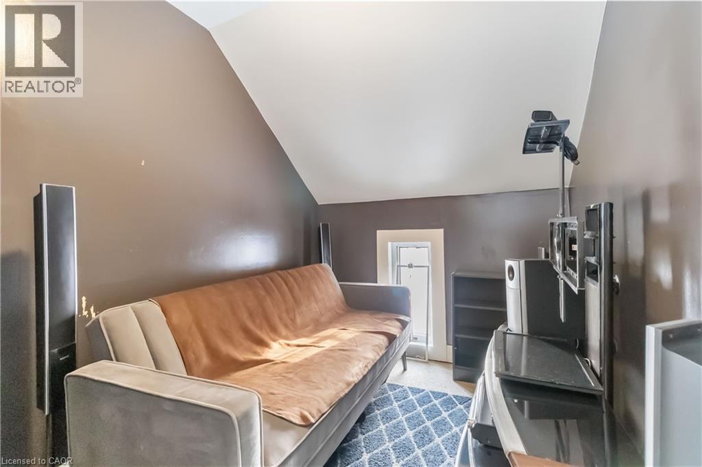Living area with vaulted ceiling - 112 Eagle Avenue, Brantford, ON - Indoor Photo Showing Other Room