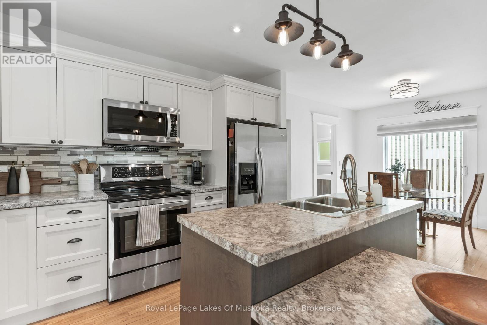 8 North Road, Lake Of Bays (Mclean), ON - Indoor Photo Showing Kitchen With Stainless Steel Kitchen With Double Sink With Upgraded Kitchen