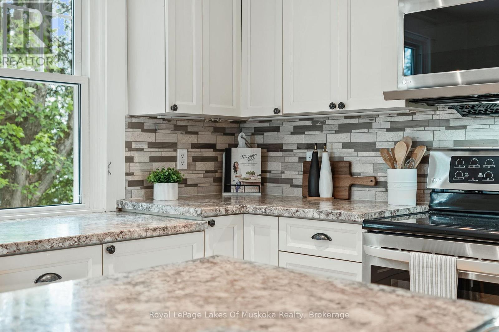 8 North Road, Lake Of Bays (Mclean), ON - Indoor Photo Showing Kitchen
