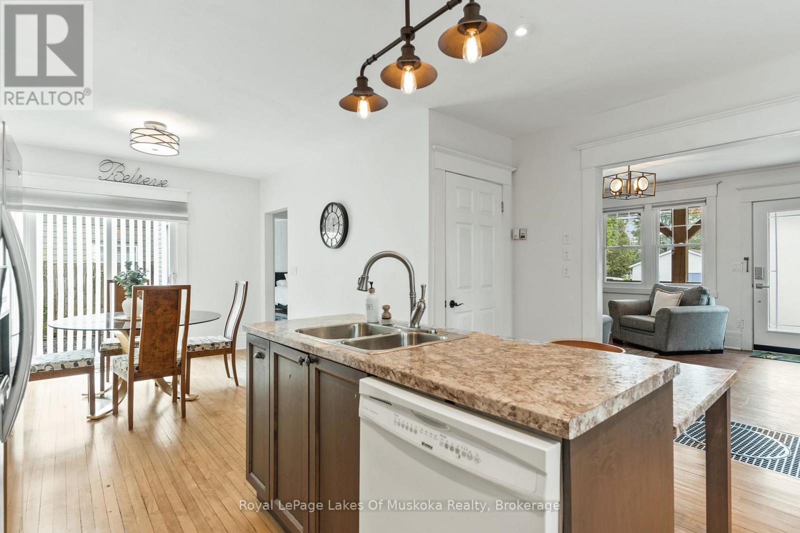 8 North Road, Lake Of Bays (Mclean), ON - Indoor Photo Showing Kitchen With Double Sink
