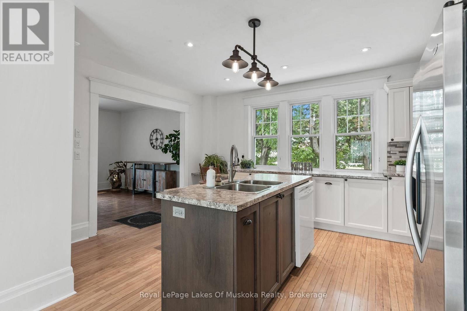 8 North Road, Lake Of Bays (Mclean), ON - Indoor Photo Showing Kitchen With Double Sink