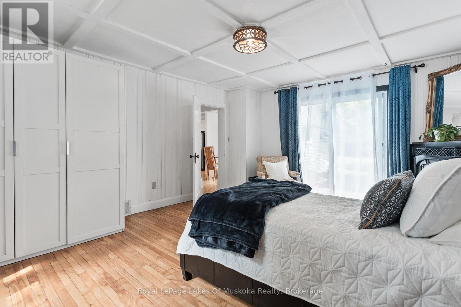 8 North Road, Lake Of Bays (Mclean), ON - Indoor Photo Showing Bedroom
