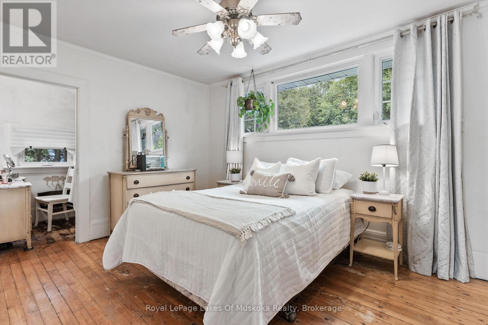 8 North Road, Lake Of Bays (Mclean), ON - Indoor Photo Showing Bedroom