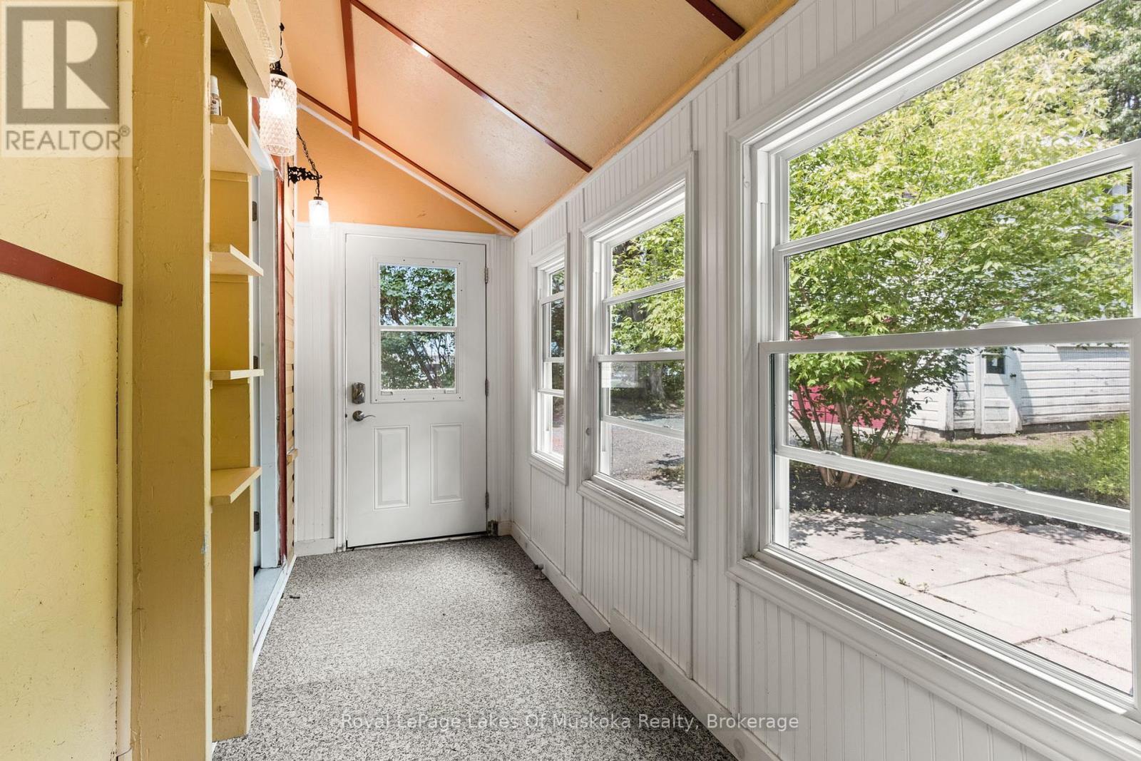8 North Road, Lake Of Bays (Mclean), ON - Indoor Photo Showing Other Room